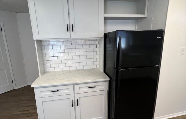 2 beds, 1 bath, $1,200, Unit 107