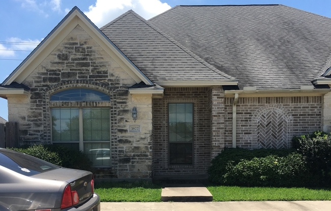 College Station - 3 bedroom / 3 bath - duplex with fenced yard and washer/dryer!!