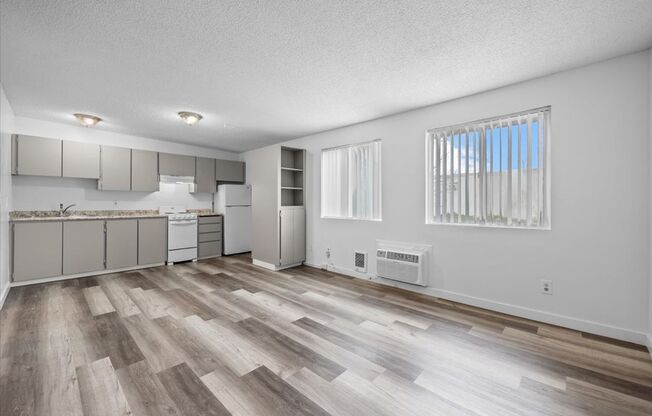 Studio, 1 bath, 475 sqft, $900, Unit 18