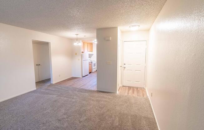 2 beds, 1 bath, 816 sqft, $1,460