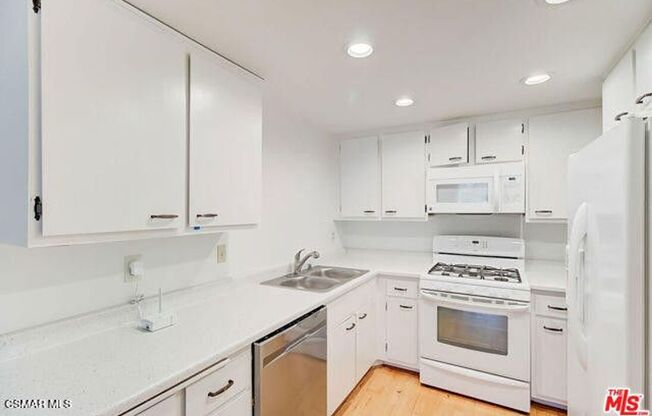 Welcome to this charming 1 bedroom+1 bathroom