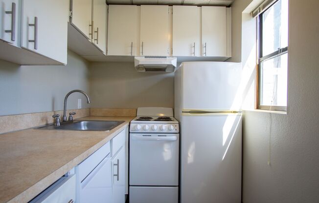 Top Floor NW Studio Between Nob Hill & The Pearl!
