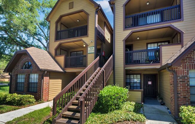 Beautiful 1/1 Condo in Gated Lakefront Community of Altamonte Springs!