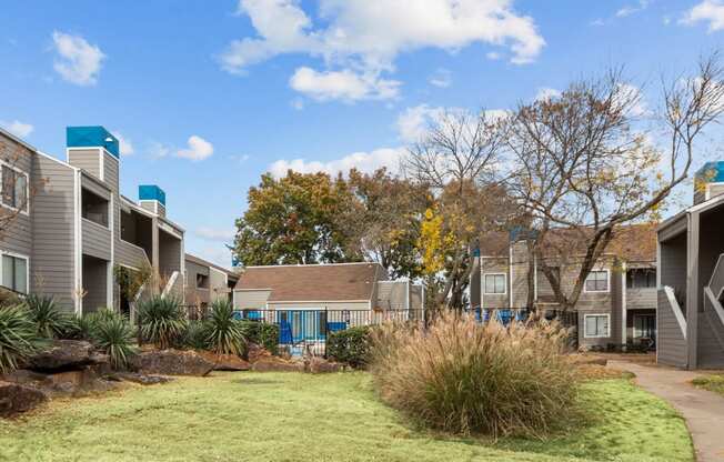 the preserve at ballantyne commons apartments courtyard and apartment buildings