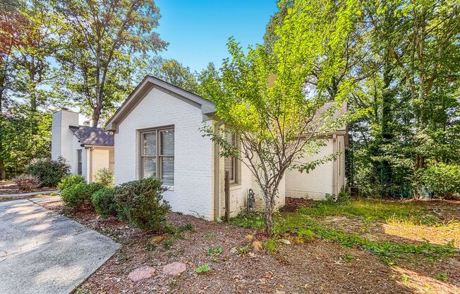 Charming Updated 2BR/2BA Duplex Close To Everything!