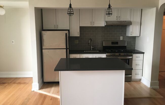 1 bed, 1 bath, 695 sqft, $1,575, Unit 102