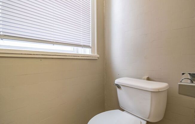 Studio, 1 bath, $875, Unit 10