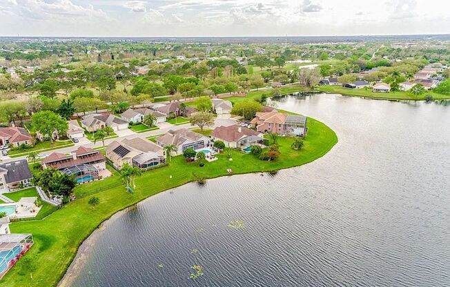 Captivating 4 Bedroom, 2 bath Pool/Lake home