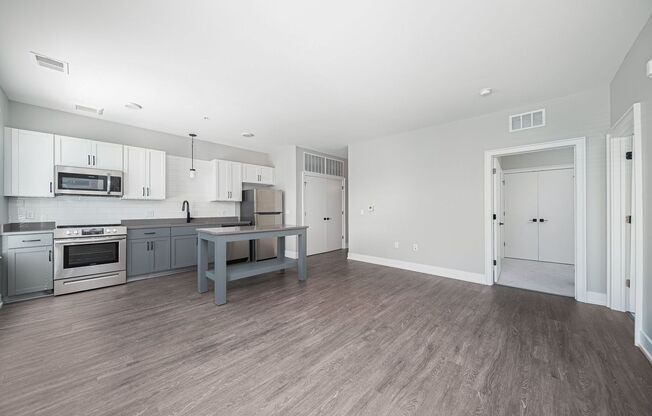 2 beds, 1 bath, 887 sqft, $1,575, Unit 225