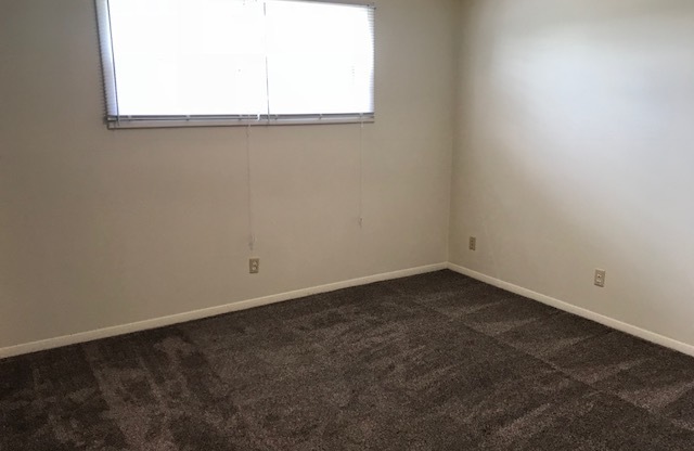 2 beds, 1 bath, $700, Unit 1W01