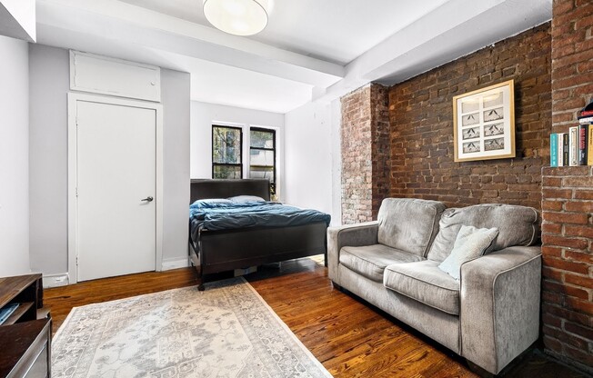 310 W 22 ST