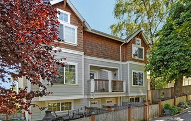 2-bedroom, 2.5-bathroom Licton Springs Townhome!