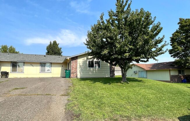 Adorable Remodeled 3 Bedroom Unit Centrally Located in Kennewick!!!
