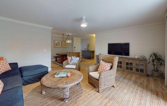 Gorgeous, Warm, Opulent Living With A Fabulous Feel~ 2 Bedroom / 2 Bathroom!