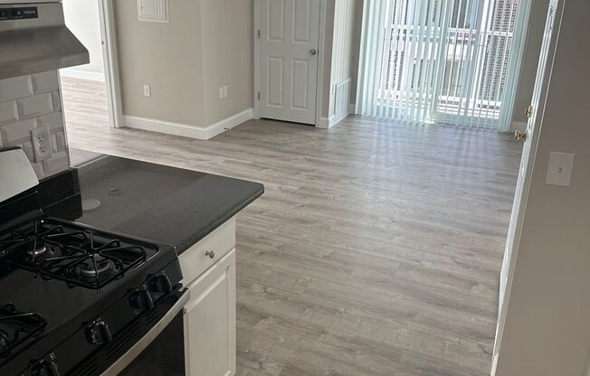 2 beds, 1 bath, 680 sqft, $2,425, Unit 21-27