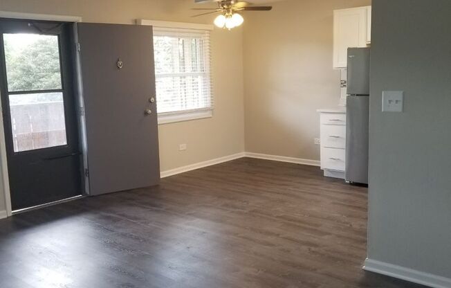 2 beds, 1 bath, 800 sqft, $1,915, Unit 980-008