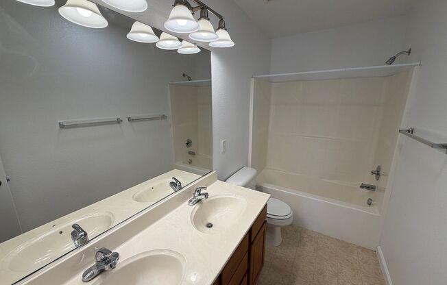 3 beds, 2.5 baths, $2,595, Unit #3014