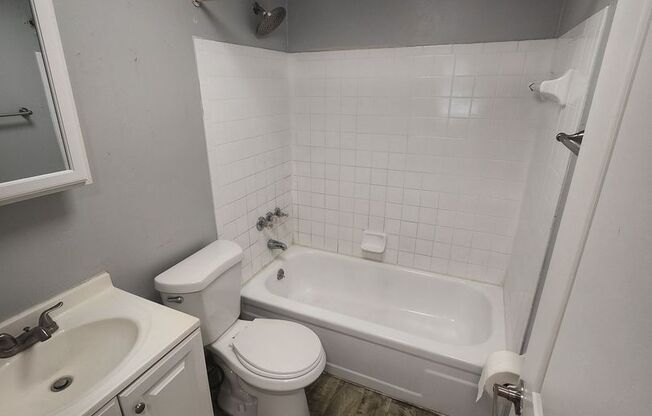 2 beds, 1 bath, 900 sqft, $1,495, Unit 8017