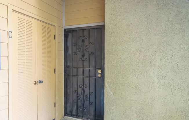 1 Bedroom Located in Lakeside Condos of Garden Grove