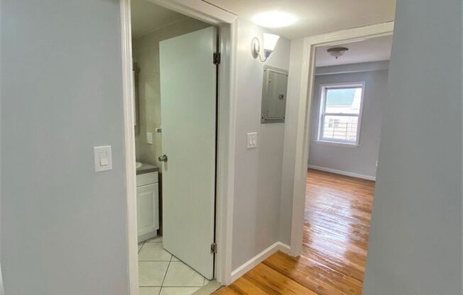 2 beds, 1 bath, $2,300