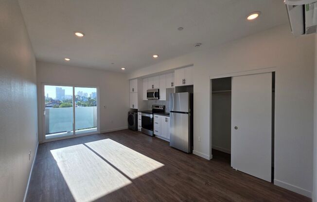 Studio, 1 bath, 327 sqft, $1,805, Unit 403