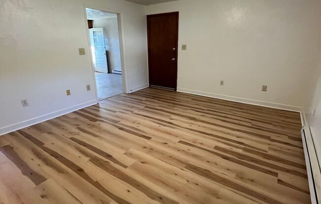 2 beds, 1 bath, 903 sqft, $1,290, Unit I-11