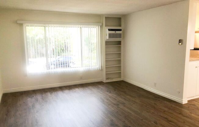 (6121) 1030 N Harper Ave.