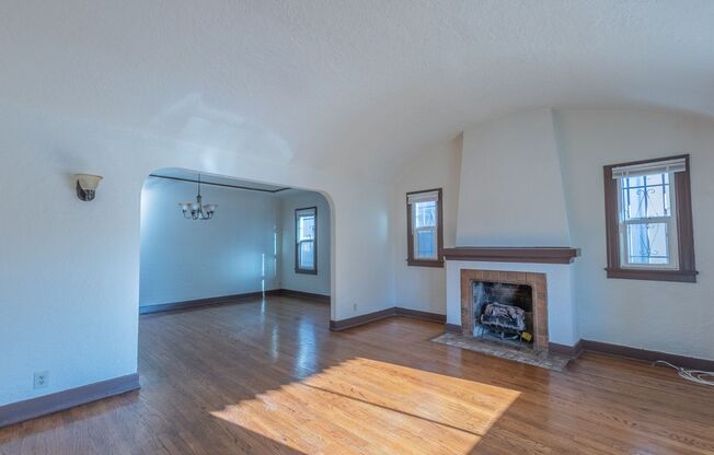 Beautiful 2 Bed +office, den garage, 1 Bath