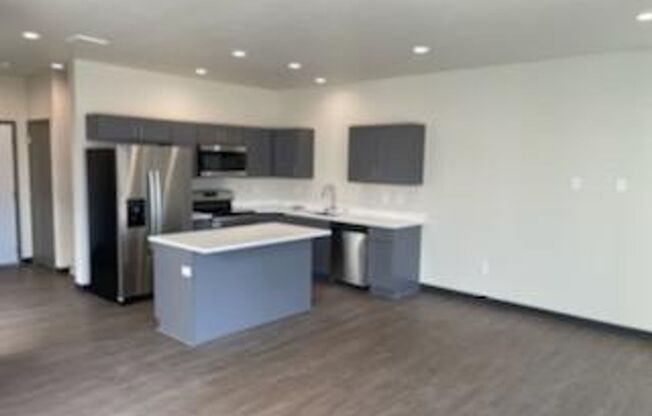 September Rent Free! Modern design 3 bed, 2.5 bath duplex