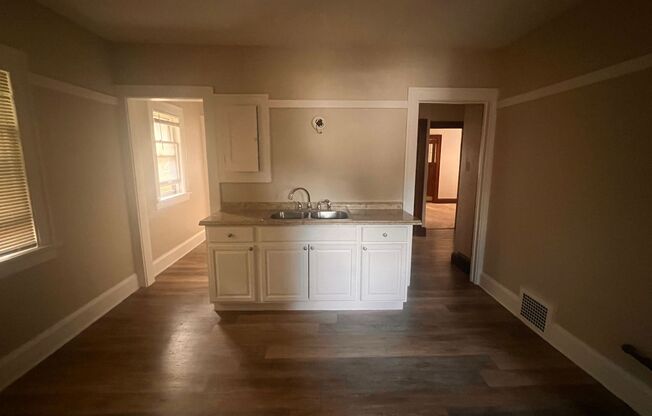 3 beds, 1 bath, 1,409 sqft, $1,250, Unit Upper