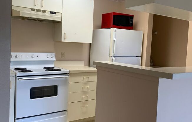 1/1 3rd Floor with private balcony in gated community across from Altamonte Mall