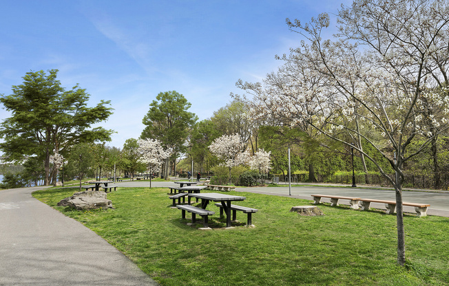 159 0 RIVERSIDE DR W