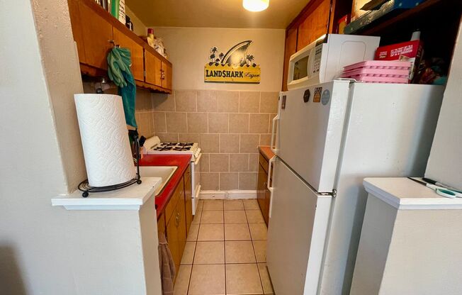 2 beds, 1 bath, $1,045, Unit 17