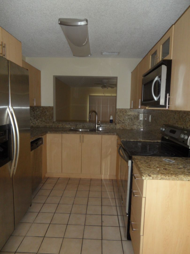 Townhome 2 Bedroom 2.5 Bathroom and fenced backyard