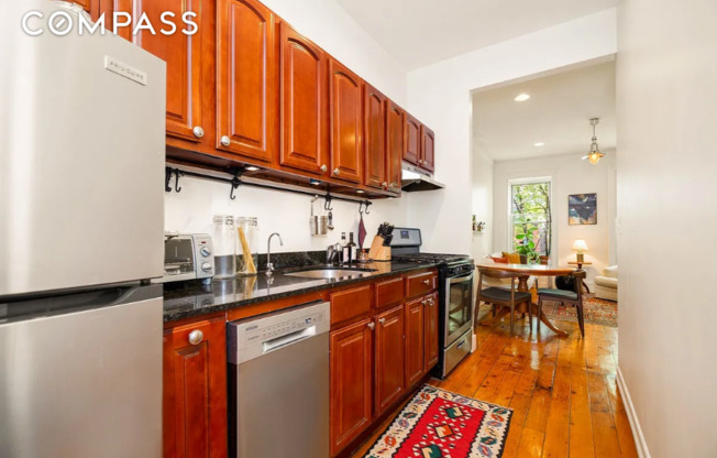 464 MACON ST