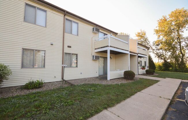 Main floor 2br condo steps from the Douglas Trail!
