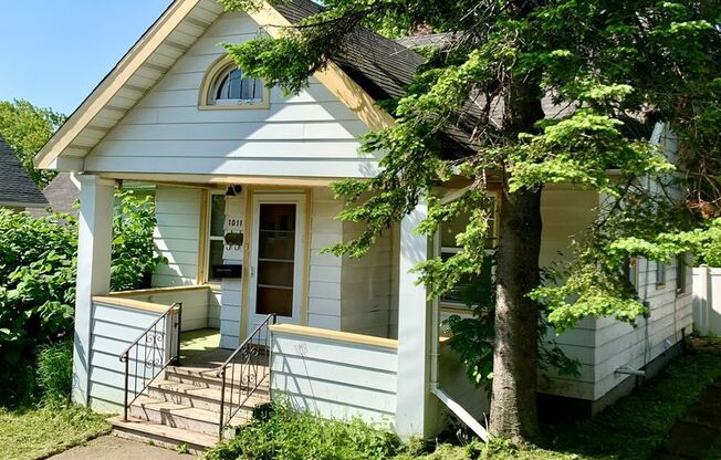 Duluth, MN. 4 bedroom - 1 bath - 1 off street parking - Single Family Home.