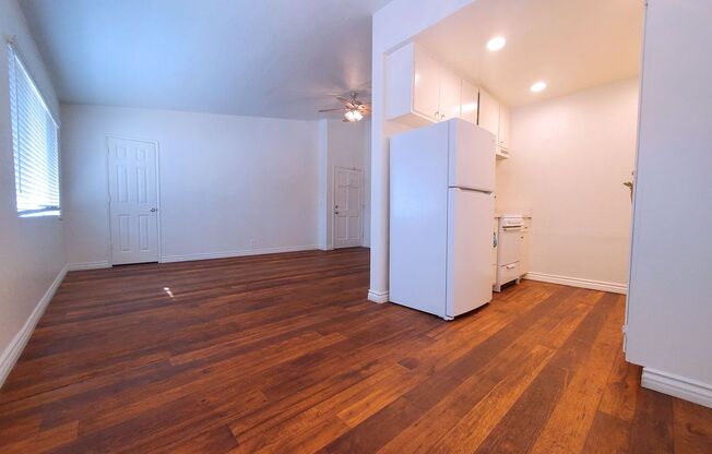 2 beds, 1 bath, 800 sqft, $1,995, Unit 26