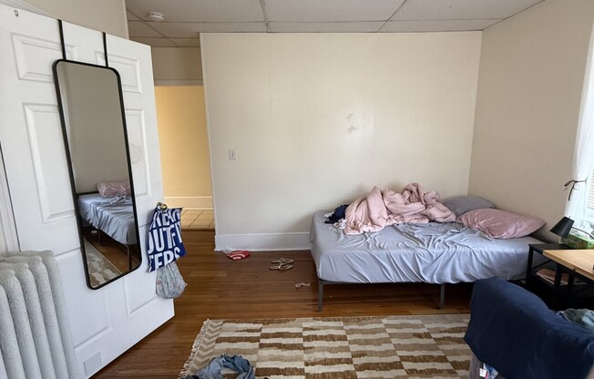 2 beds, 1 bath, $3,600, Unit 32