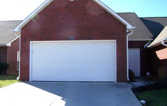 2 bed, 2 bath, 2 car garage townhouse w/ loft in N. Knoxville