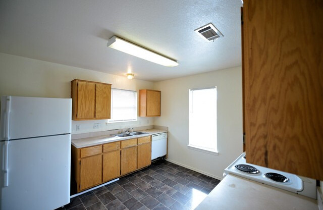 3 beds, 2 baths, $1,400