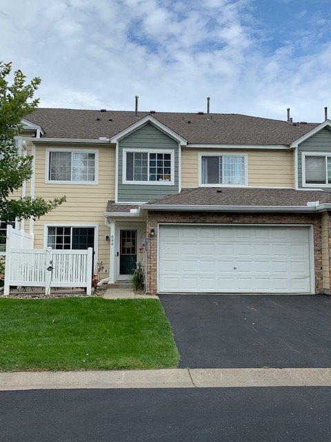 3 Bed/1.5 Bath Townhome* Great location near Tamarack/Woodbury Dr- Available July 1.