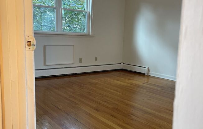 2 beds, 1 bath, 874 sqft, $1,445, Unit E-31