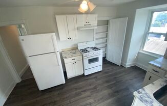 2 beds, 1 bath, $1,400, Unit Unit 4