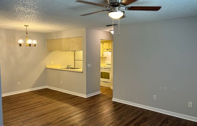 2411 W STROUD AVE