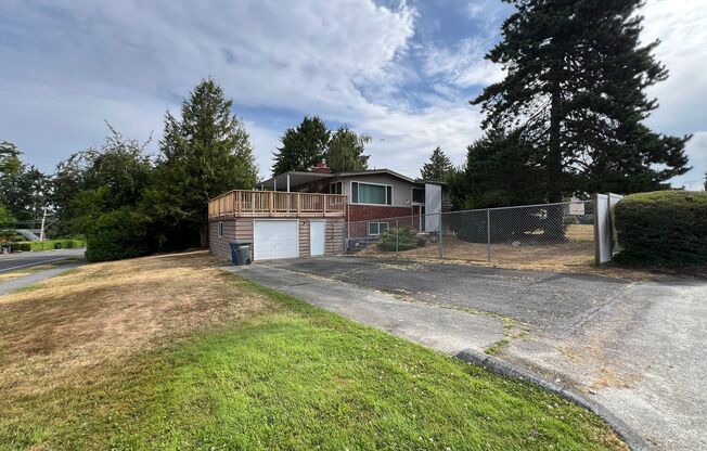 GREAT LOCATION MID-ENTRY ON CORNER LOT NEAR DES MOINES WATERFRONT