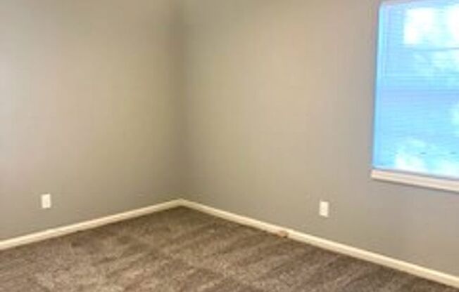 2 beds, 1 bath, 735 sqft, $750, Unit A