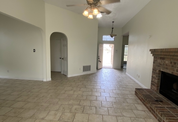 402 E LYNN CRK DR