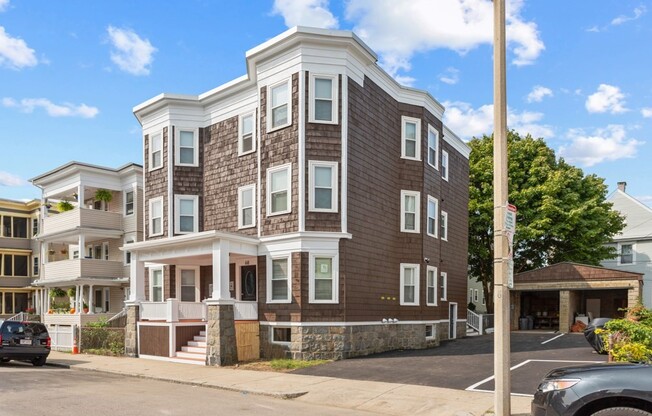 68 SAXTON ST