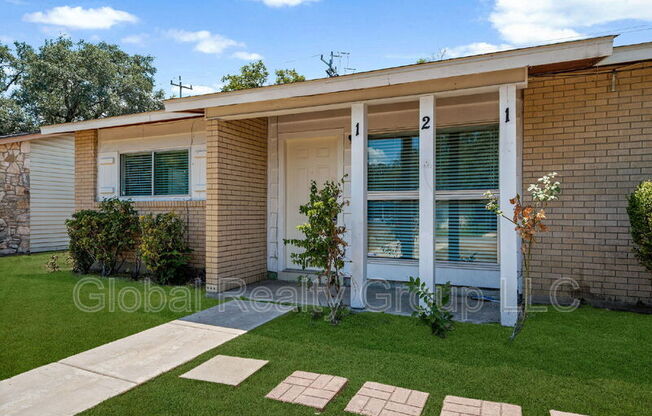 121 ROSEWOOD DR